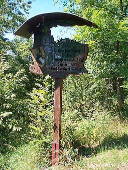 Ein Schild in der Natur, das an Kaiser Barbarossa erinnern soll